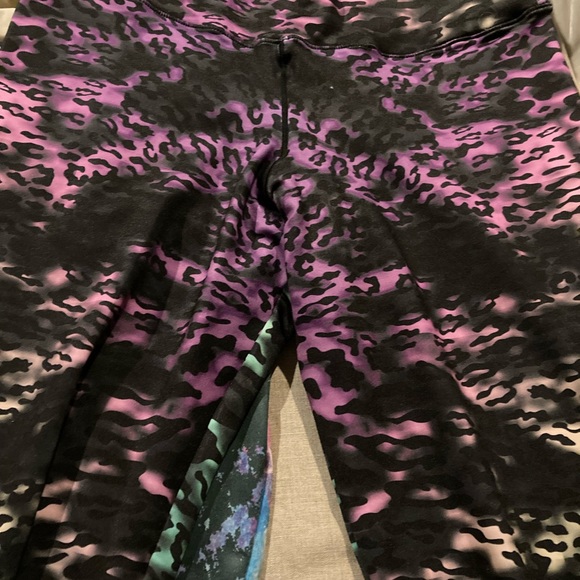 5 brand new pairs of Active Fit Leggings size XL.Retail price $300.00. $60 each - Picture 3 of 10
